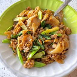 ผัดซีอิ้วเส้นใหญ่หมูหมัก