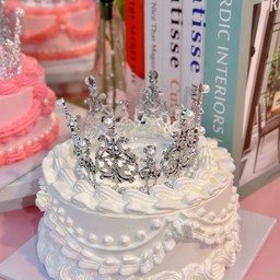 เค้กเจ้าหญิงมงกุฎงานวินเทจ สีขาวล้วน ขนาด 1 ปอนด์