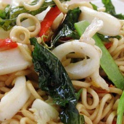 มาม่าผัดขี้เมาปลาหมึก