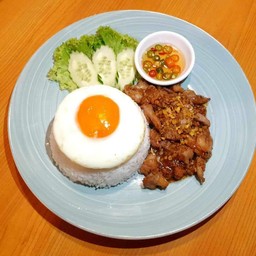 หมู/ไก่ กระเทียม ราดข้าว