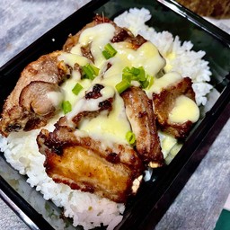 ข้าวซี่โครงหมูราดชีสยืด