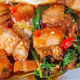 กระเพราหมูกรอบปากเจ่อ