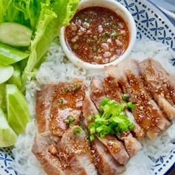 ข้าวหมูย่าง น้ำจิ้มเเจ่ว ราดข้าว หมูย่างสูตรทางร้าน