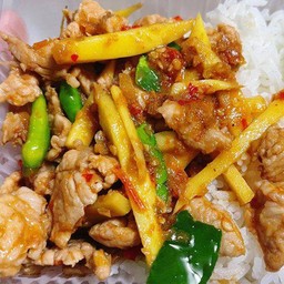 ข้าวราด หมูผัดกะปิใส่หน่อไม้