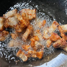 บะหมี่ราดกระเพราหมูกรอบ