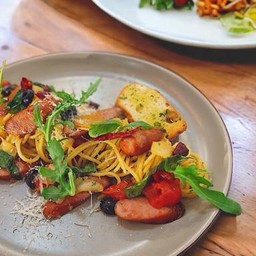 ผัดพริกแห้งนำ้มันมะกอกอิโตแฮมอะราบิกิญี่ปุ่นไส้กรอกหมู