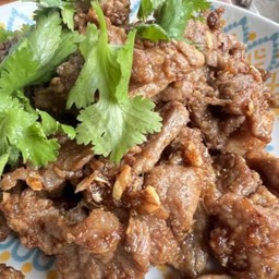 หมูกระเทียม