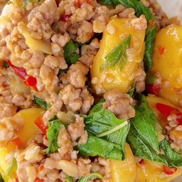 กระเพราหมูสับเต้าหู้ไข่