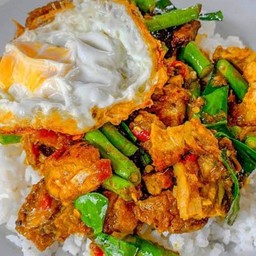 ข้าวผัดพริกขิงถั่วไก่ไข่ดาว