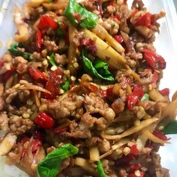 ผัดกระเพราหมูสับหน้อไม้ราดข้าว