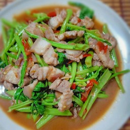 สามชั้นผัดกะปิใส่ผักบุ้งไทย