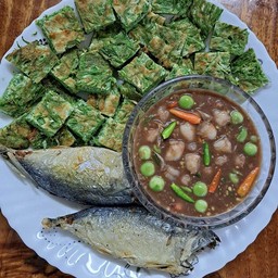 ปลาทูทอด2ตัว ไข่ชะอม น้ำพริกกะปิกุ้งสับ
