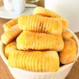 พายตัวหนอนไส้สับปะรด 1 กล่อง (4 ชิ้น)