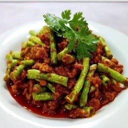 ผัดพริกแกงหมูสับราดข้าว