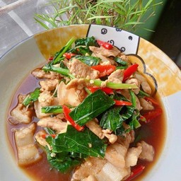 สามชั้นผัดคะน้า