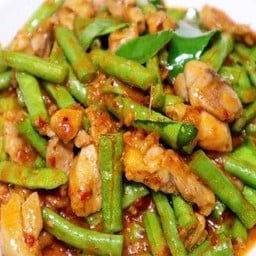 ผัดพริกแกงไก่ราดข้าว