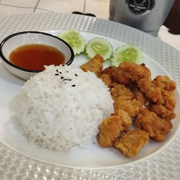 ข้าวไก่กรอบซอสน้ำปลา