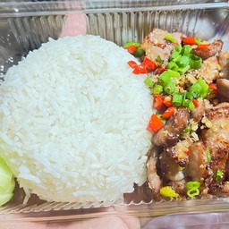 ข้าวหมูคั่วพริกเกลือ