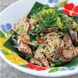 ยำขนมจีนข้าวกล้องปลาทู 糙米拌米线配鲭鱼