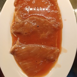 เนื่อหมูหมักพริกไทยดำ ขีดละ