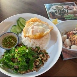 ข้าวกะเพราอกไก่สับ ไข่ดาว