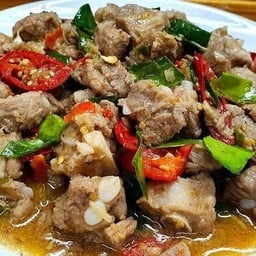ข้าว กระดูกหมูอ่อนผัดน้ำพริกกะปิ