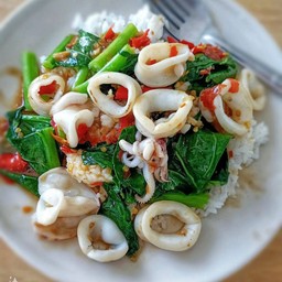 หมึกผัดคะน้า ราดข้าว