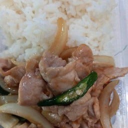 ผัดพริกสดหมูราดข้าว