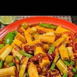 ตำหน่อไม้ปลาร้าหอยดอง