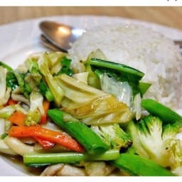 ผัดผักรวมราดข้าว