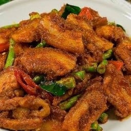 ผัดพริกแกงสามชั้นราดข้าว