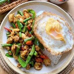 ไก่ผัดพริกแกงใส่ถั่วฝักยาว ไข่ดาว ราดข้าว