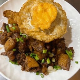 ข้าวหน้าเนื้อตุ๋น 红烧牛肉盖饭+煎蛋