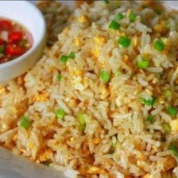 ข้าวผัดไข่ใส่หมูสับ
