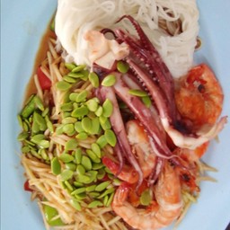ตำปูปลาร้าหอยดอง กุ้งหมึกลวก ขนมจีน
