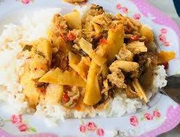 พริกแกงไก่หน่อไม้ดอง
