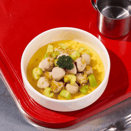 ลูกชิ้นหมูผัดพริกนํ้าส้ม