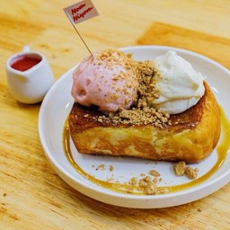 Strawberry Cheese With Strawberry Ice Cream Toast