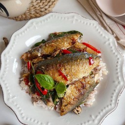 ข้าวปลาทูผัดพริกใบโหระพา