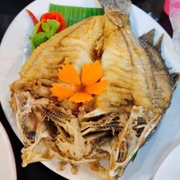 ปลากะพงทอดน้ำปลา แถม หมูยอทอด