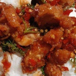 ข้าวกระเพราไก่กรอบ