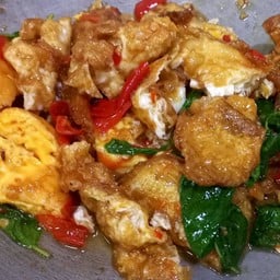 ข้าวกระเพราไข่ดาว