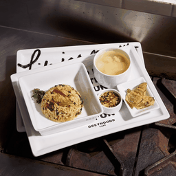 ข้าวผัดปลาสลิดใบกะเพรา