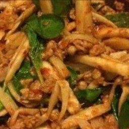 ข้าวผัดพริกแกงหมุสับหน่อไม้