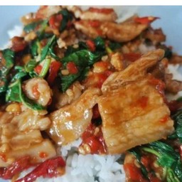 ข้าวกะเพราพริกแห้งหมูสามชั้นโบราณ