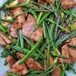 ดอกหอมผัดตับหมู