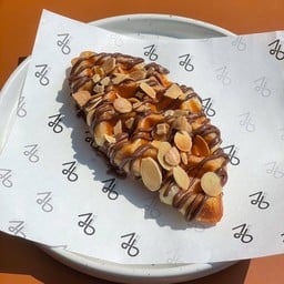 ครอฟเฟิลนูเทลล่าอัลมอนด์