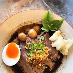 ก๋วยเตี๋ยวเนื้อสไลด์+ ลูกชิ้น+ไข่ยางมะตูม