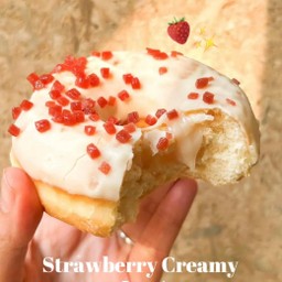 โดนัทสตรอว์เบอร์รี่ครีมมี่