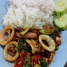 กะเพราหมึกหมูสับ ราดข้าว